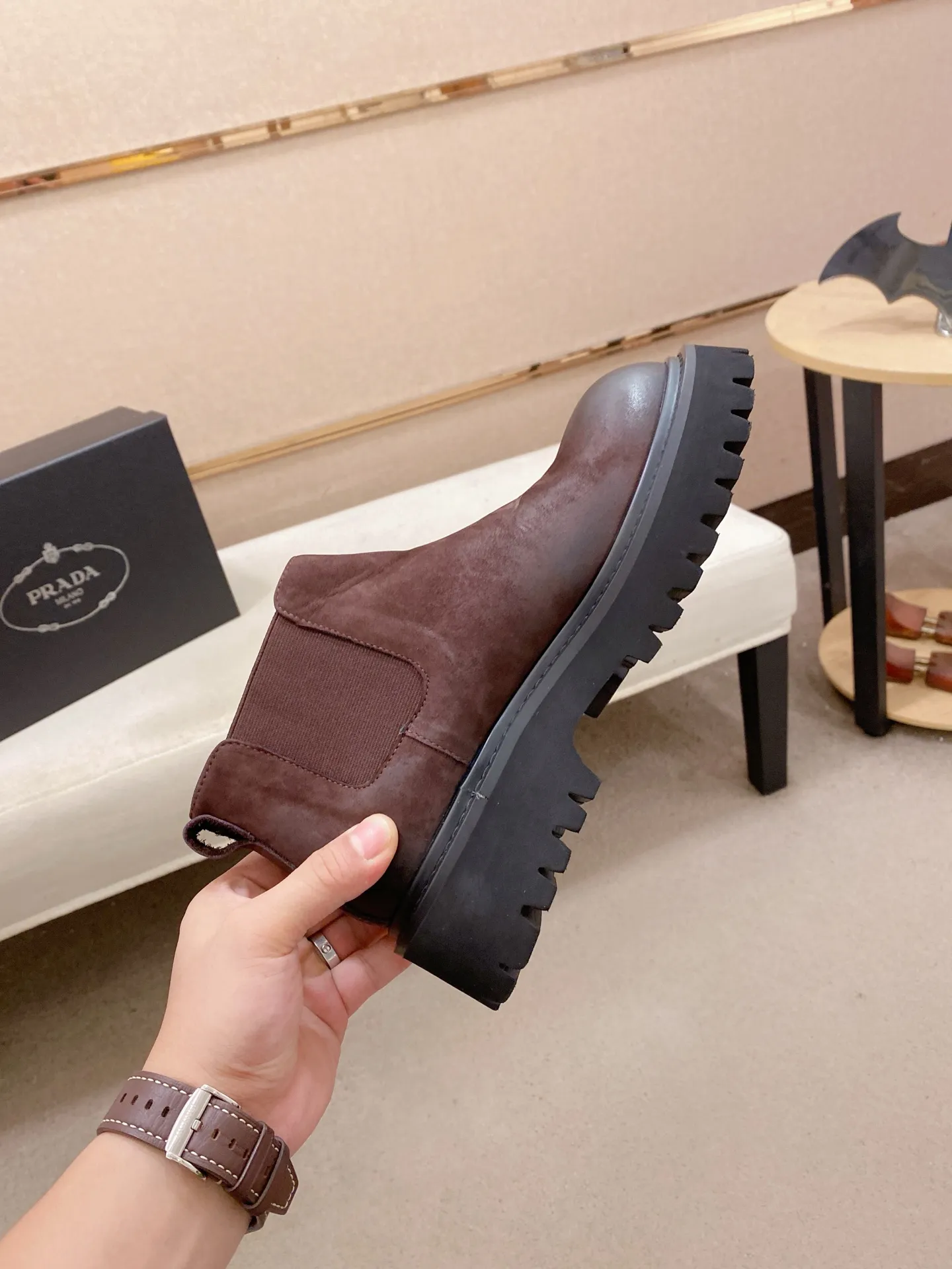 Factory price 580💰 The new PRADA (Prada) counters are launched simultaneously, new men's shoes, 😘fabrics are selected from cowhide. Lining: Full sheepskin lining. 👍🏿 High-end ☄️ air-cushion molded anti-slip rubber outsole, exquisite lines, simple and elegant, comfortable and high-end for leisure travel. Number of yards: 38 to 44. Can be ordered for 45 non-refundable
